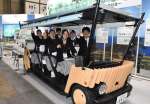 デザインに携わった車両に乗り笑顔を見せる沖永良部高校３年生＝５日、東京・有明の東京ビッグサイト