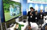 来場者に説明する沖永良部高生＝５日、東京・有明の東京ビッグサイト