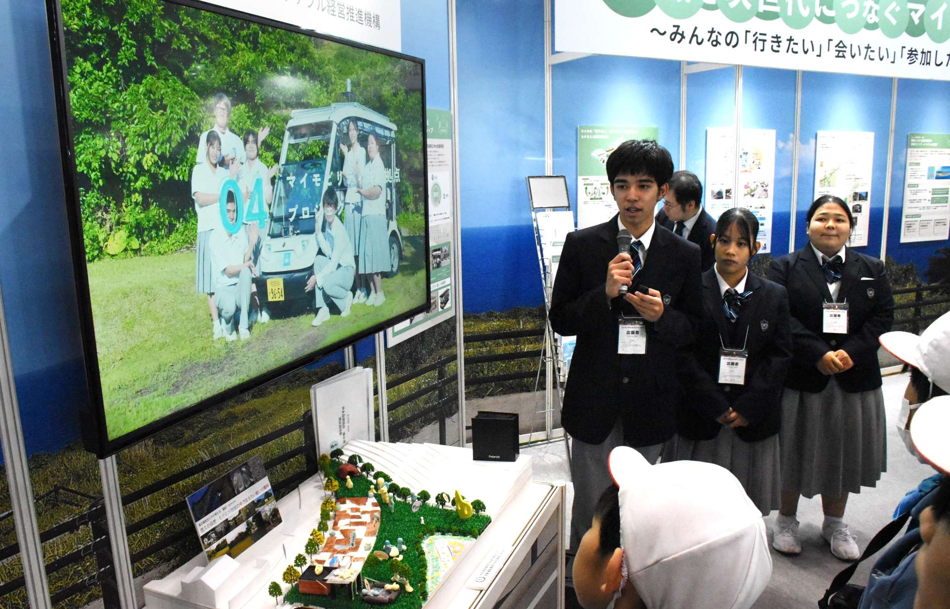 来場者に説明する沖永良部高生＝５日、東京・有明の東京ビッグサイト