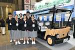 デザインに携わった車両を前に笑顔を見せる沖永良部高校３年生＝５日、東京・有明の東京ビッグサイト