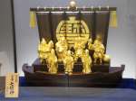 山形屋の創業２７５周年に合わせて２７５０万円で抽選販売する「純金　宝来七福神　光則」＝６日、鹿児島市の山形屋