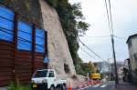 斜面が崩れ、片側通行となっている市道＝６日、鹿児島市武３丁目