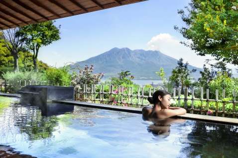 城山ホテル鹿児島の「展望露天温泉　さつま乃湯」（同ホテル提供）