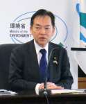 質問に答える浅尾慶一郎原子力防災担当相＝４日、東京・霞が関の環境省