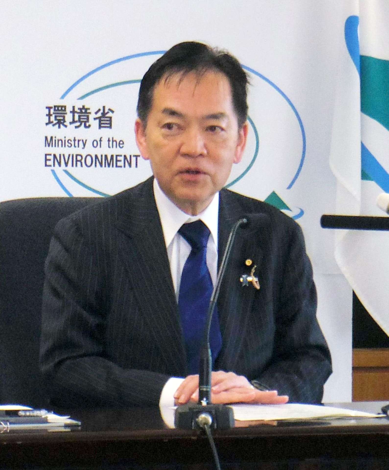 質問に答える浅尾慶一郎原子力防災担当相＝４日、東京・霞が関の環境省
