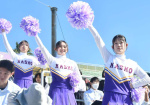 音楽部の演奏に合わせ踊る鹿児島商高のチアリーディングチーム＝鹿児島市の平和リース球場