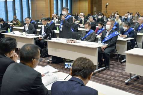 水俣病特別措置法を巡る集団訴訟の熊本地裁判決後に原告らが開いた集会＝３月２６日、東京・永田町