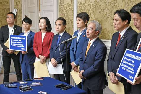 水俣病救済法案の提出後に会見する立憲民主党の議員＝６月１８日、国会