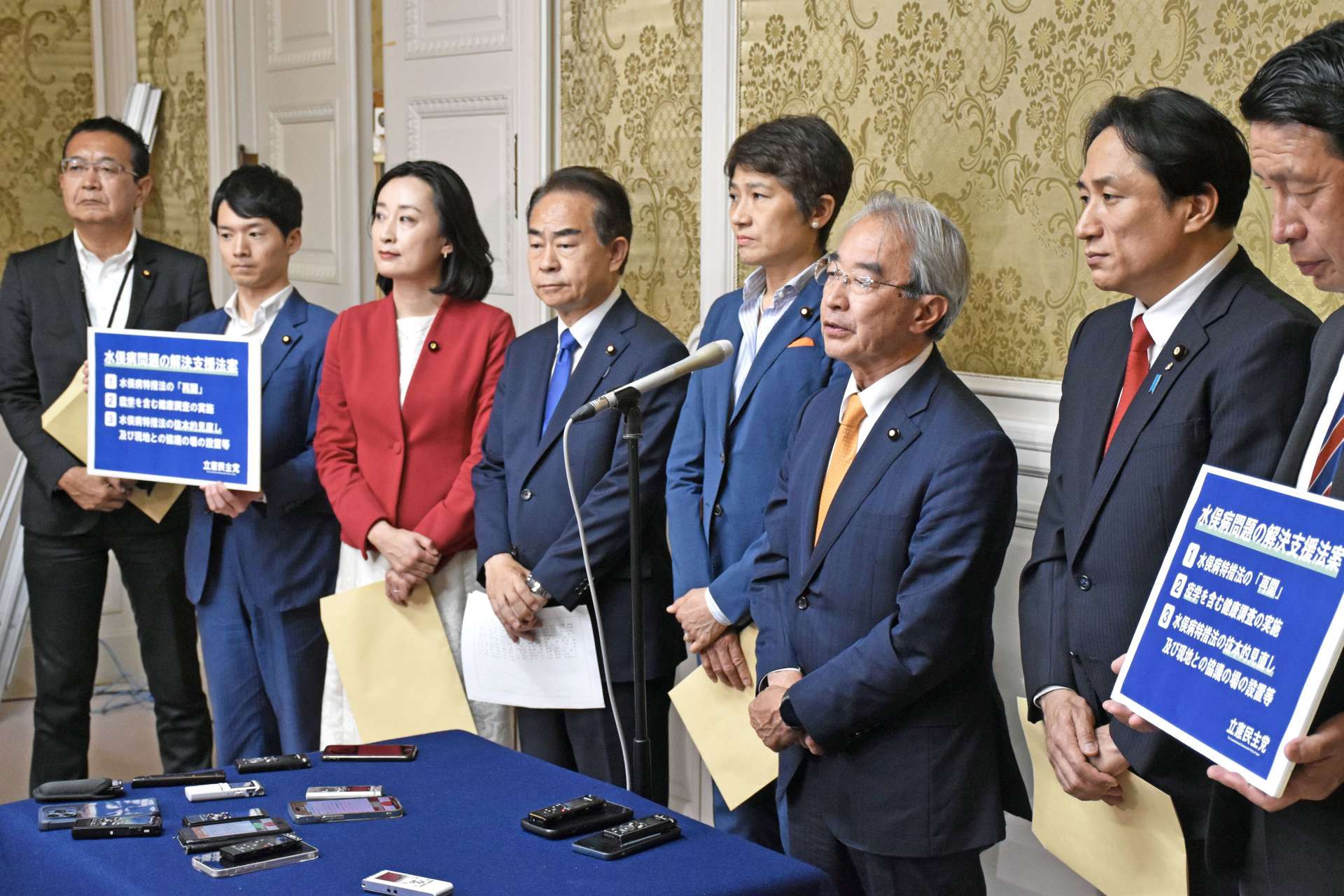 水俣病救済法案の提出後に会見する立憲民主党の議員＝６月１８日、国会