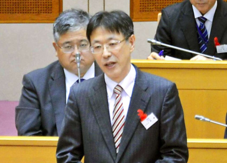 答弁する県警の岩瀬聡本部長＝６日午後１時４５分ごろ、県議会