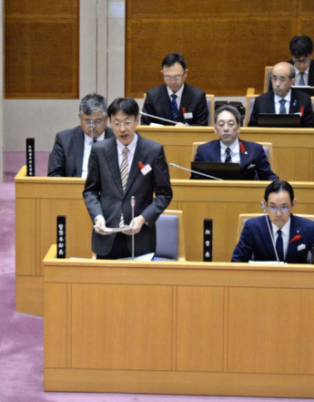 答弁する県警の岩瀬聡本部長＝６日、県議会