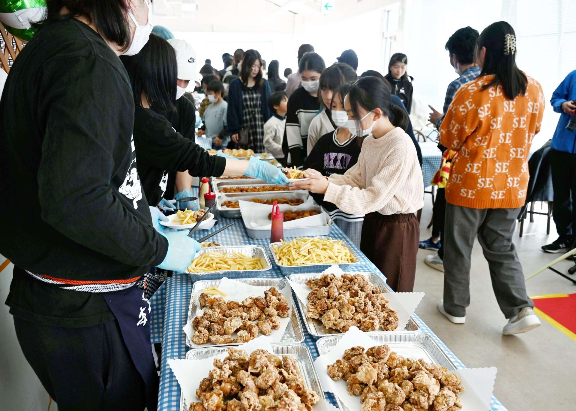 ごちそうを前に大喜びの子どもたち＝枕崎市の枕崎お魚センター