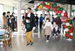 拍手に迎えられ入場する子どもたち＝１日、枕崎市の枕崎お魚センター