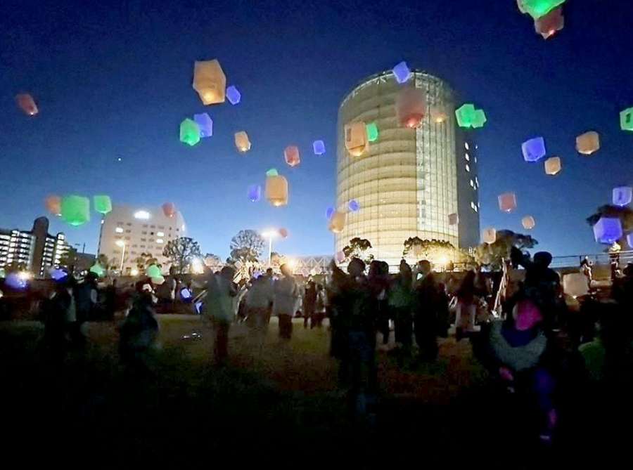 夜空に浮かぶ色とりどりのランタン＝霧島市隼人