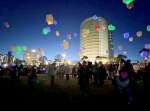 夜空に浮かぶ色とりどりのランタン＝霧島市隼人