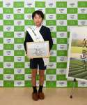 知覧茶親善大使に認定された豊留旭さん＝南九州市の川辺保健センター