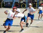 タグラグビーのゲームを楽しむ児童たち＝鹿児島市の清和小学校