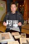 太平洋戦争で戦死した２人の伯父の遺影を掲げる岩崎昌弘さん＝１１月３０日、鹿児島市西俣町