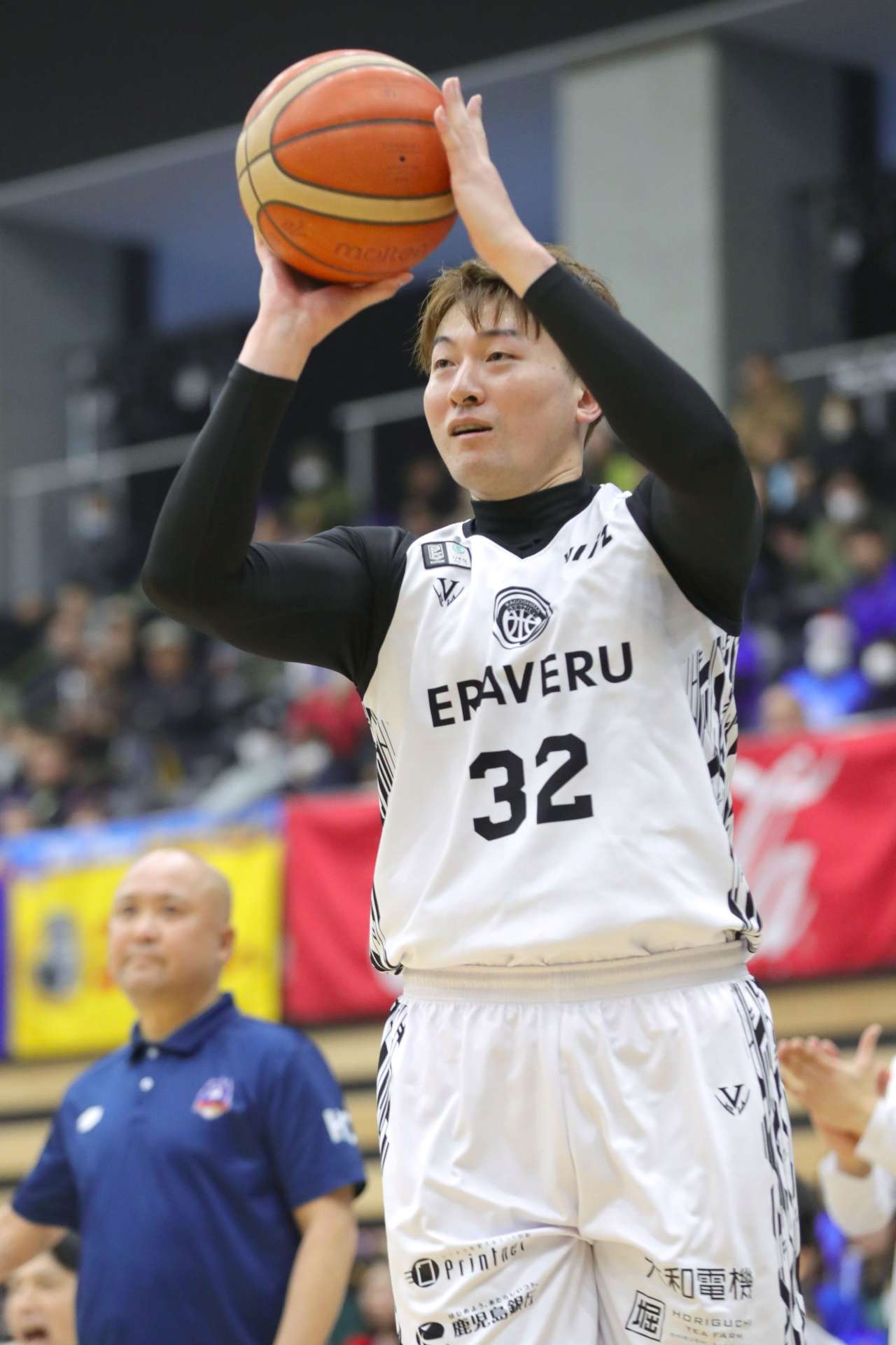 第３クオーター、３ポイントを狙うレブナイズの武藤＝青森県の伊藤鉱業アリーナつがる