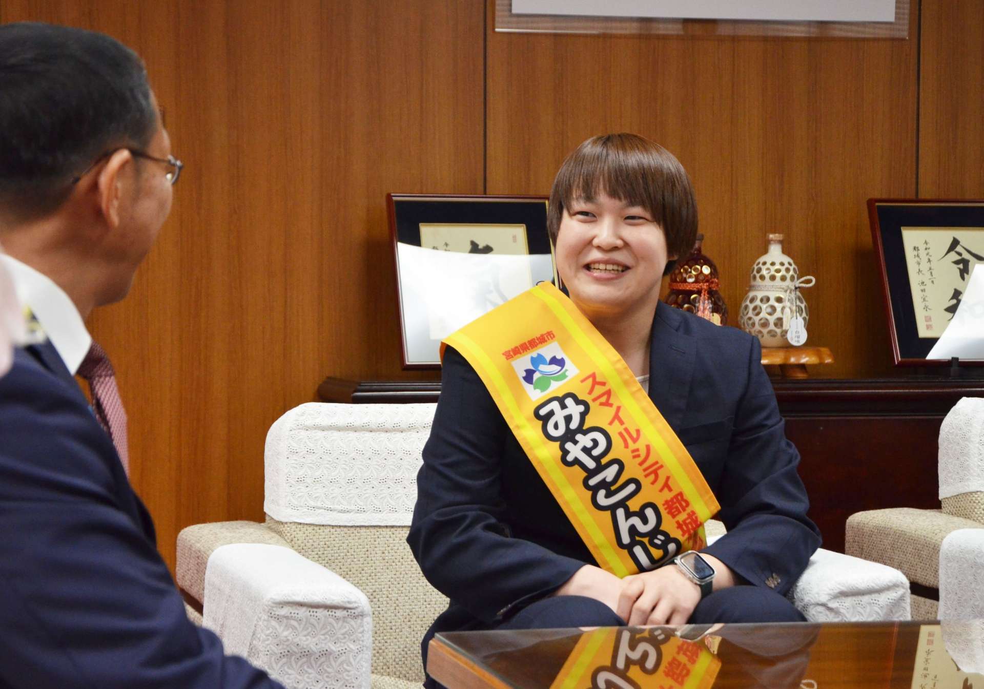「みやこんじょ大使」に任命された高山莉加選手＝都城市役所