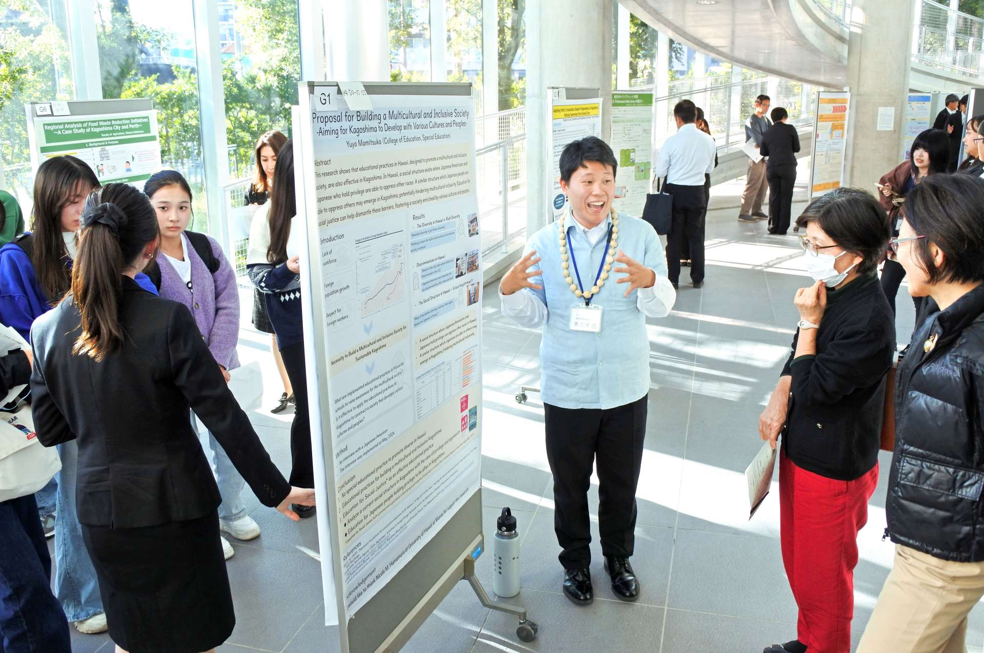 学びの成果を発表する学生ら＝鹿児島市の鹿児島大学稲盛会館