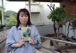 〈関連〉初のコアラ本を企画した新潮社の久保田裕子さん＝鹿児島市の平川動物公園