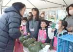 「加世田のかぼちゃ」を売り込む小学生ら＝７日、鹿児島市与次郎２丁目のおいどん市場与次郎館