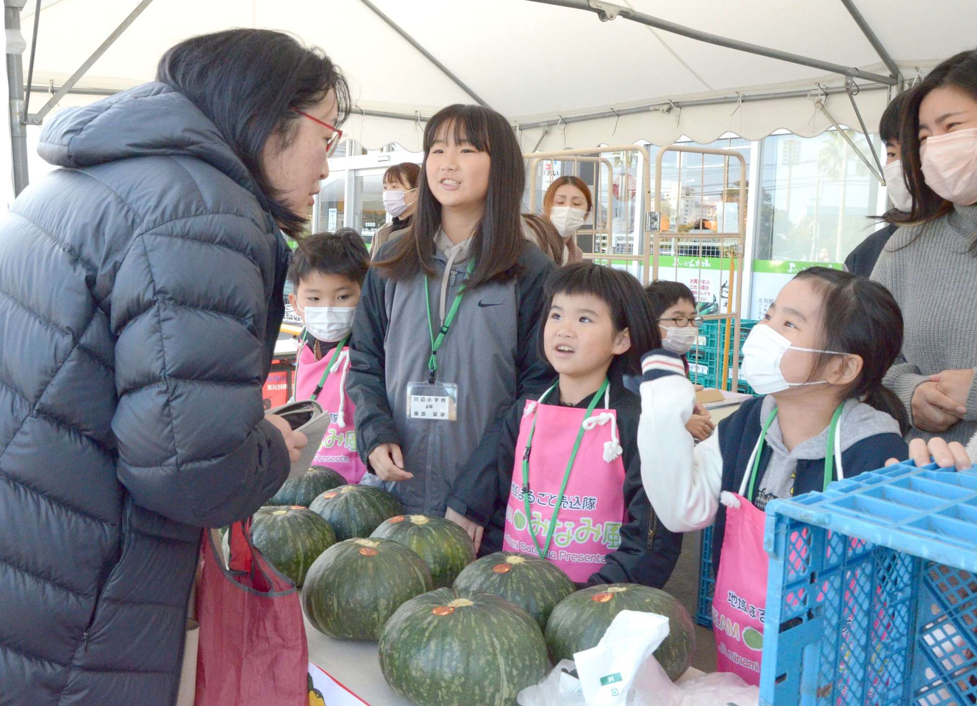 「加世田のかぼちゃ」を売り込む小学生ら＝７日、鹿児島市与次郎２丁目のおいどん市場与次郎館
