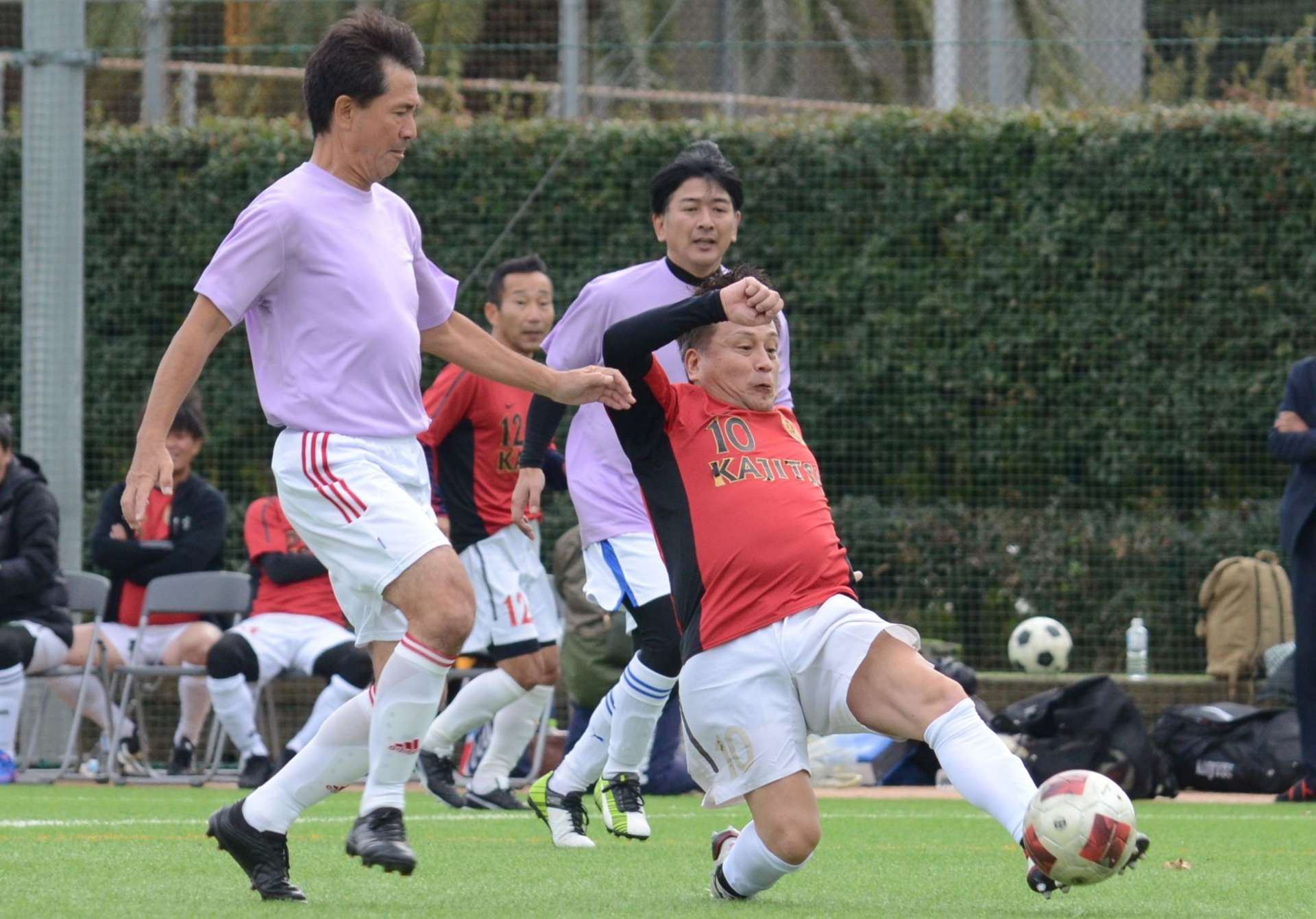 〈別カット〉勝利を目指して懸命なプレーを見せる選手たち＝姶良市のビーラインスポーツパーク姶良