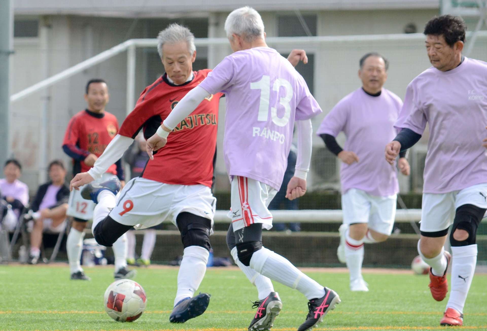 勝利を目指して懸命なプレーを見せる選手たち＝姶良市のビーラインスポーツパーク姶良