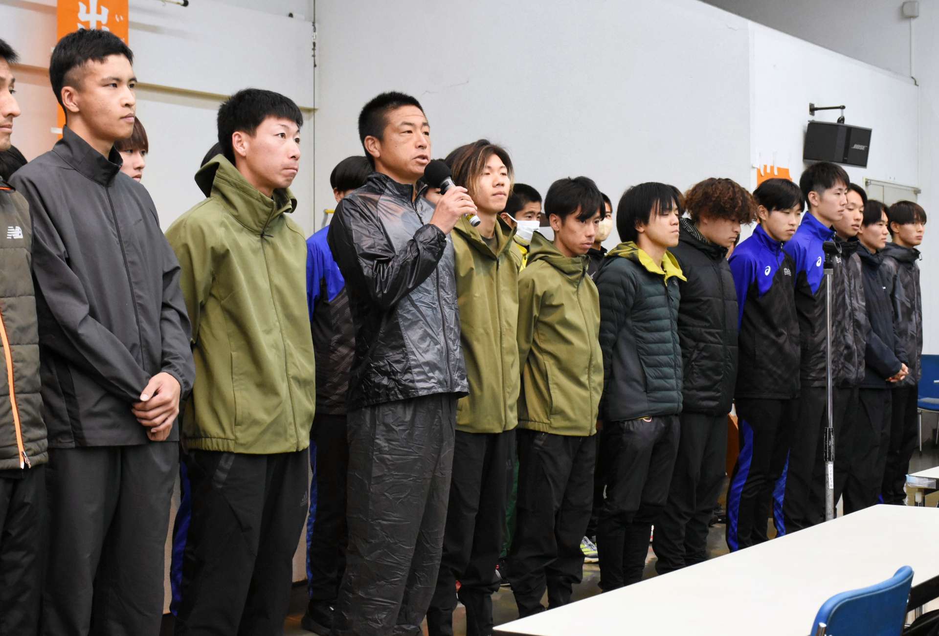意気込みを語る出水チームの選手たち＝出水市中央公民館