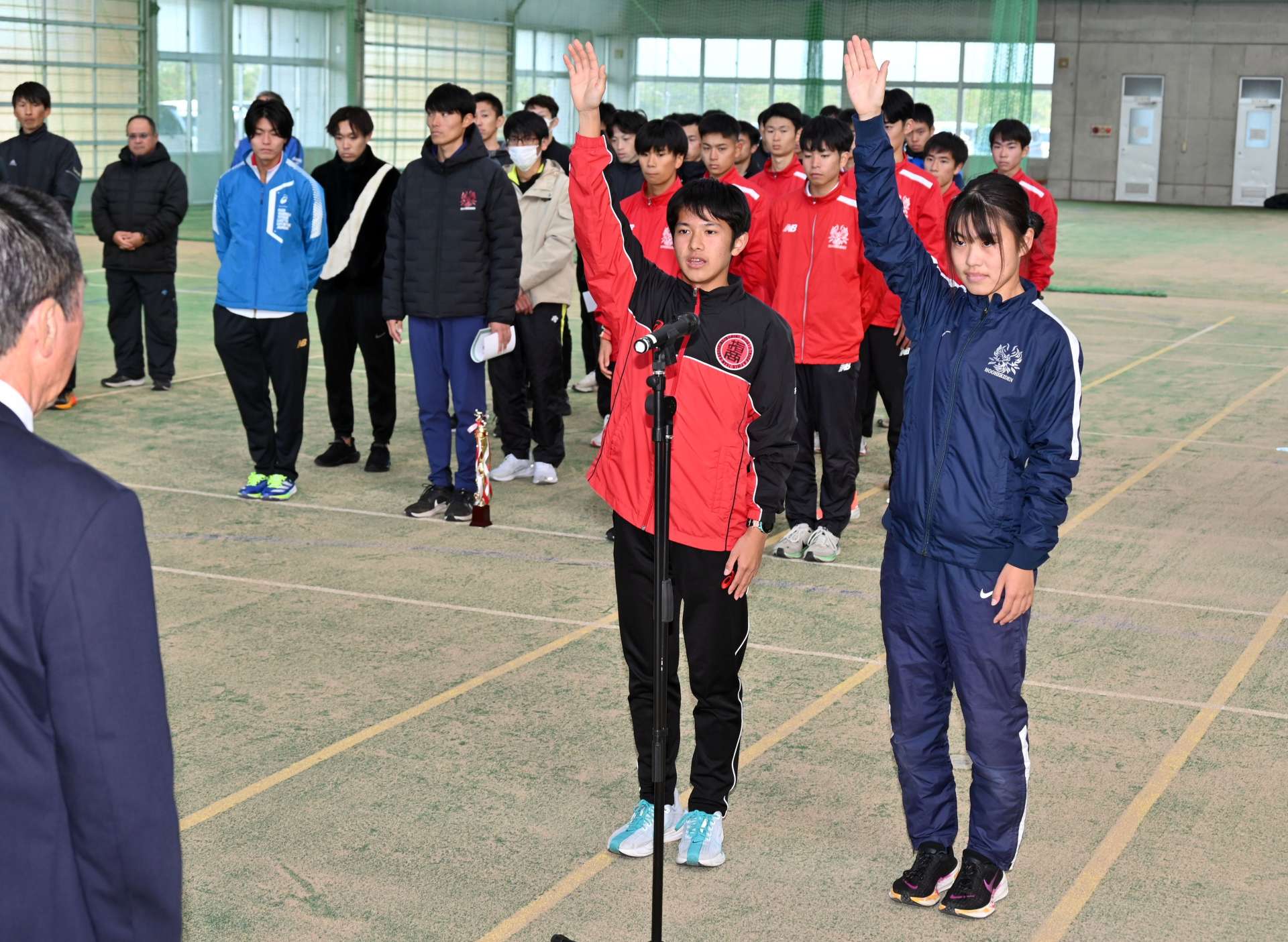 健闘を誓う川辺チーム＝８日、南さつま市のかせだドーム