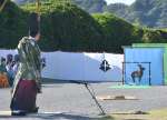 鹿の形をした的をめがけて矢を放つ射手＝鹿児島市吉野町の仙巌園