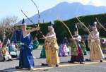 武家の伝統的衣装を着て的を狙う射手＝鹿児島市吉野町の仙巌園