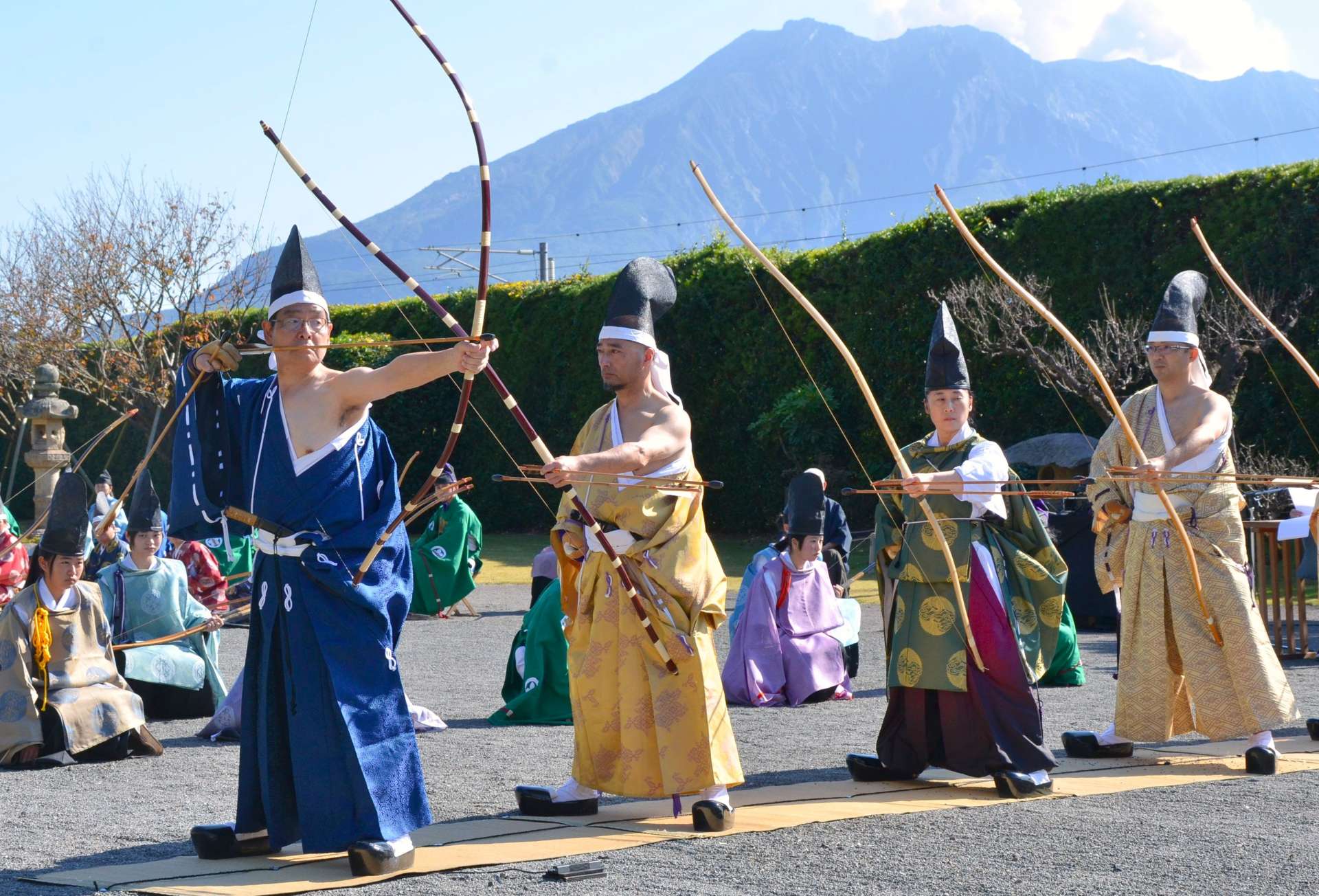 武家の伝統的衣装を着て的を狙う射手＝鹿児島市吉野町の仙巌園