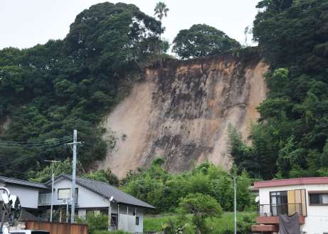 鹿児島県内で最大震度５強を観測した８月の地震で、幅約３０メートル、約５０メートルにわたりのり面が崩壊した現場＝志布志市志布志町帖