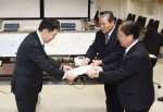 浅尾慶一郎原子力防災担当相（左）に要望書を手渡す田中良二市長（右手前）ら＝８日、薩摩川内市役所