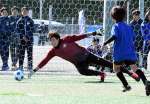 小学生との対決で好セーブを披露するヒル＝半端ない人工芝サッカー場