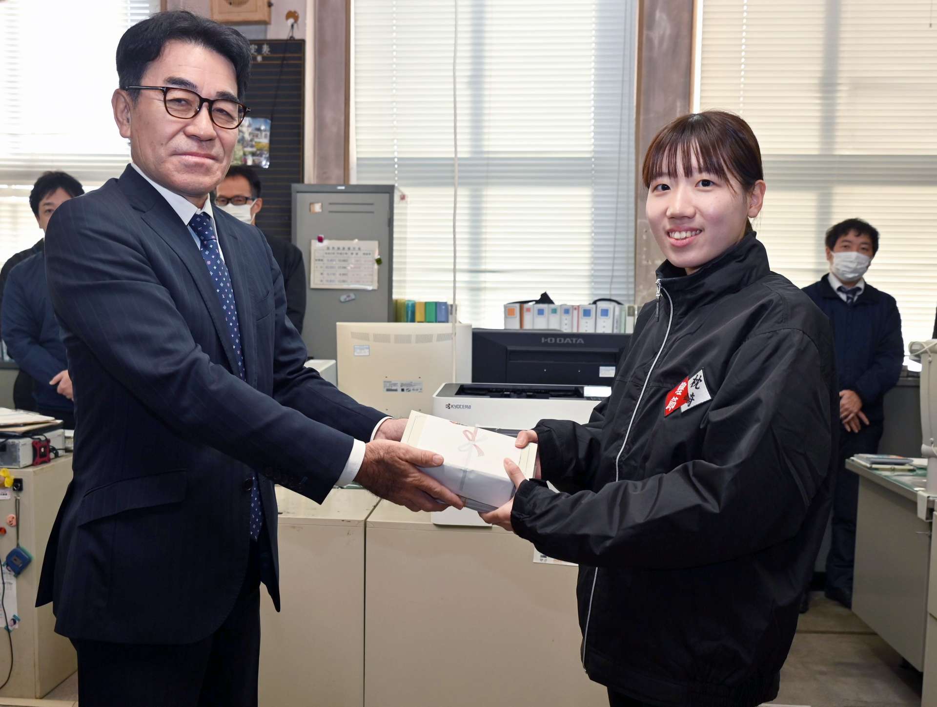 商品券を受け取る迫田桃華さん（右）＝１０日、枕崎市役所