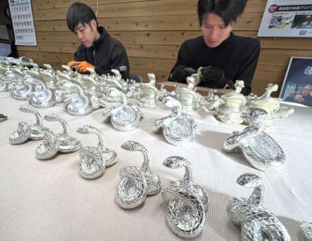 〈別カット〉来年の干支ヘビの置物制作に追われる錫器職人＝９日、霧島市国分中央４丁目