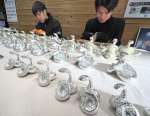 〈別カット〉来年の干支ヘビの置物制作に追われる錫器職人＝９日、霧島市国分中央４丁目