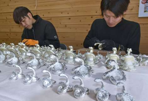 〈別カット〉来年の干支ヘビの置物制作に追われる錫器職人＝９日、霧島市国分中央４丁目
