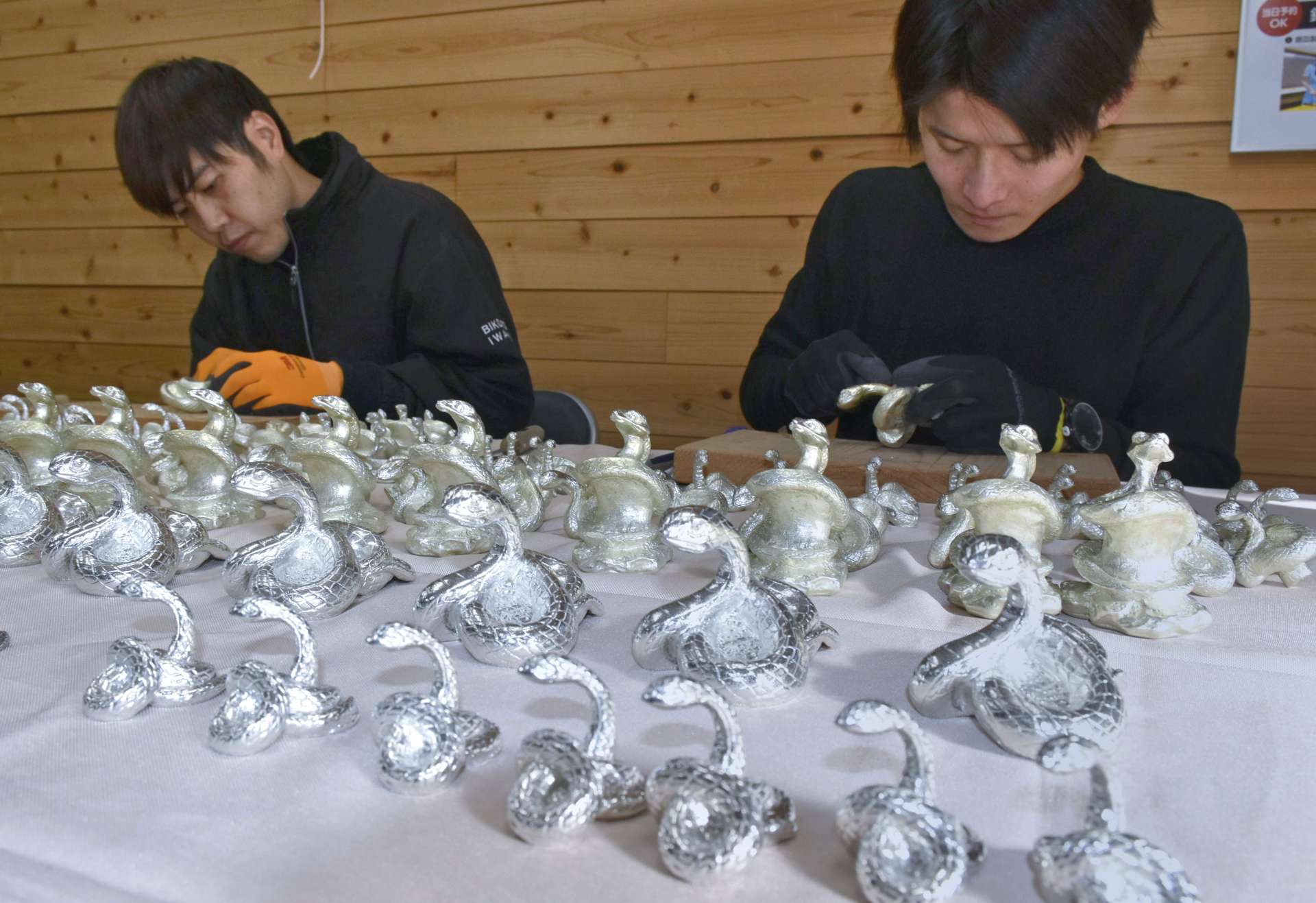 〈別カット〉来年の干支ヘビの置物制作に追われる錫器職人＝９日、霧島市国分中央４丁目