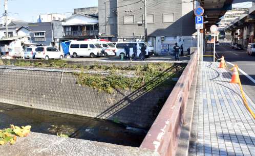 〈関連〉男性が見つかった肝属川＝１０日午前１０時４０分ごろ、鹿屋市向江町