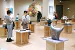 陶磁や染織など多様なジャンルの工芸作品が並ぶ会場＝鹿児島市の黎明館
