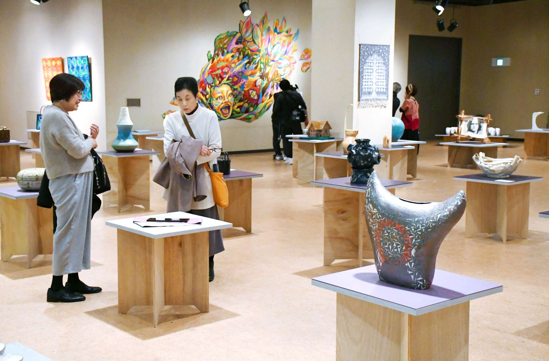 陶磁や染織など多様なジャンルの工芸作品が並ぶ会場＝鹿児島市の黎明館