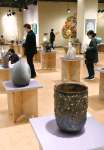陶磁や染織など多様なジャンルの工芸作品が並ぶ会場＝鹿児島市の黎明館