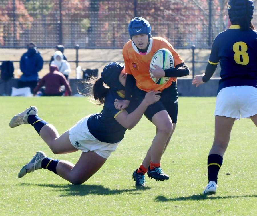 ボールを持って前進する鹿児島女子ラグビーチームの選手＝県立サッカー・ラグビー場