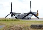 奄美空港に駐機を続ける米海軍輸送機のＣＭＶ２２オスプレイ＝６日午前１１時ごろ、奄美市の奄美空港