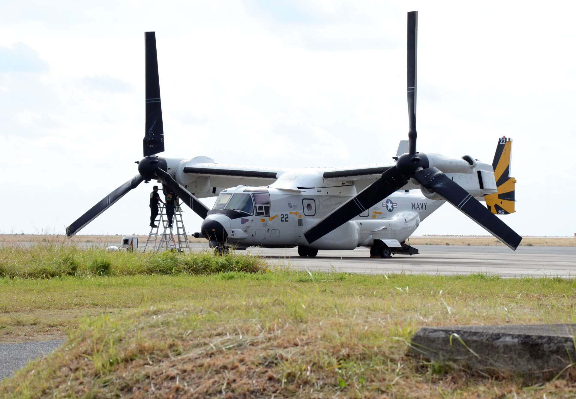 奄美空港に駐機を続ける米海軍輸送機のＣＭＶ２２オスプレイ＝６日午前１１時ごろ、奄美市の奄美空港